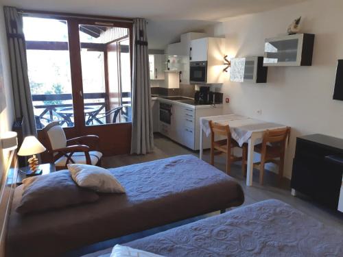Brides-les-Bains Apartamento | Studio confortable avec balcon, parking et WiFi à Brides-les-Bains - FR-1-512-149