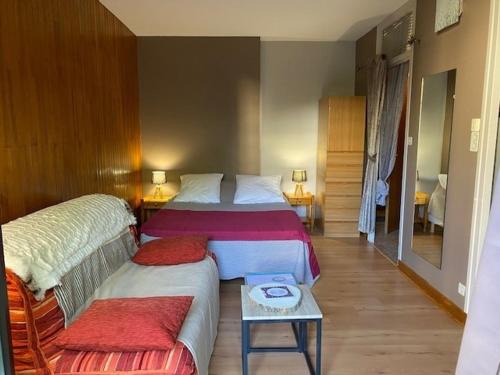 Brides-les-Bains Apartamento | Studio Cosy 1* avec Balcon, au Centre de Brides-les-Bains, 2 Pers, Proche Thermes et Télécabine - FR-1-512-253