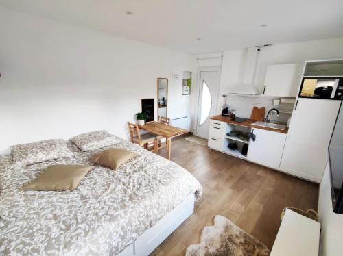 Saint-Denis-de-l'Hotel Apartamento | Studio cosy Bienvenue chez Elle