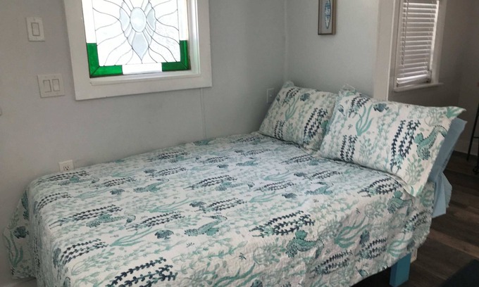Bayport Apartamento | Studio Cottage on quiet road in Beautiful Bayport.