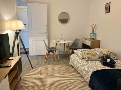 Decre-Cathedrale Apartamento | Studio Duquesne 1/2 pers