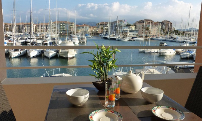 Frejus Port Apartamento | Estudio Vista excepcional de Port Fréjus - Piscina / Parking, acceso directo a la playa.