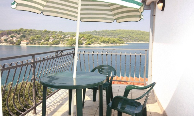 Necujam Apartamento | Apartamento-estudio en la playa Necujam, Solta (AS-5182-a)