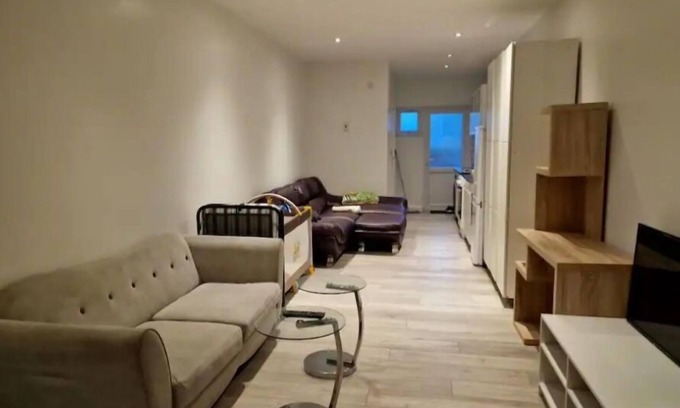 Luton Apartamento | Studio flat near luton airport. Contractors, families, friends welcome.