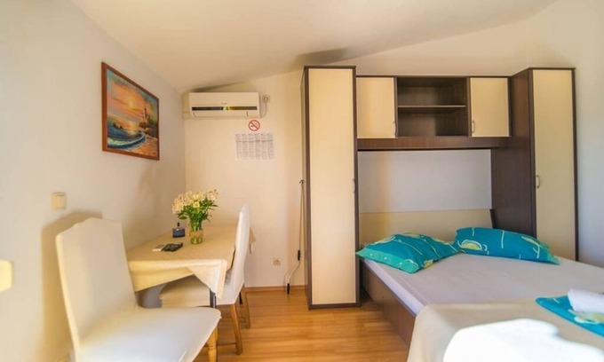 Dugi Rat Apartamento | Apartamento-estudio con balcón y vista al mar Mali Rat, Omis (AS-7482-b)