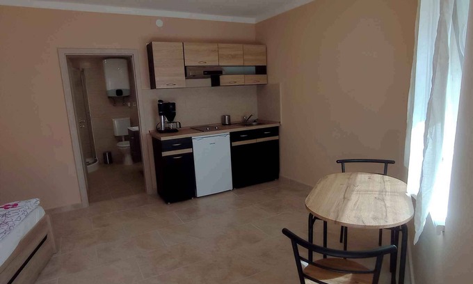Balatonlelle Apartamento | Apartamento vacacional para 2 personas con aire acondicionado en el centro de la ciudad