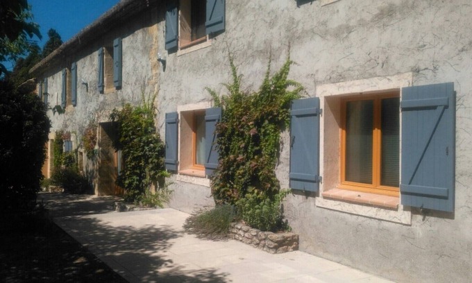 Salon-de-Provence Apartamento | Estudio para dos personas en "Mas des Orchards" con jardín y piscina.