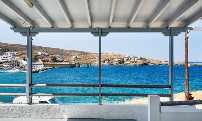 Loutra Apartamento | Estudio 'Gorgona' con vistas al mar, Wi-Fi y aire acondicionado