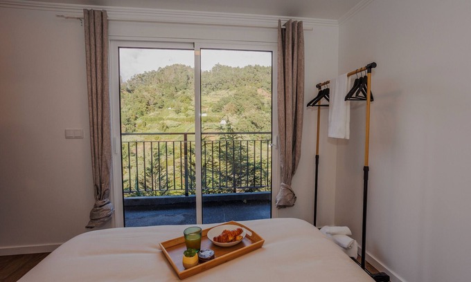 Santana Apartamento | Studio 'Green Shelter - Guest House' with Mountain View, Wi-Fi and Air Conditioning
