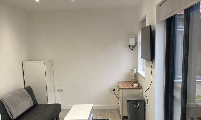 Ebbsfleet Valley Apartamento | Studio home by the lake!
