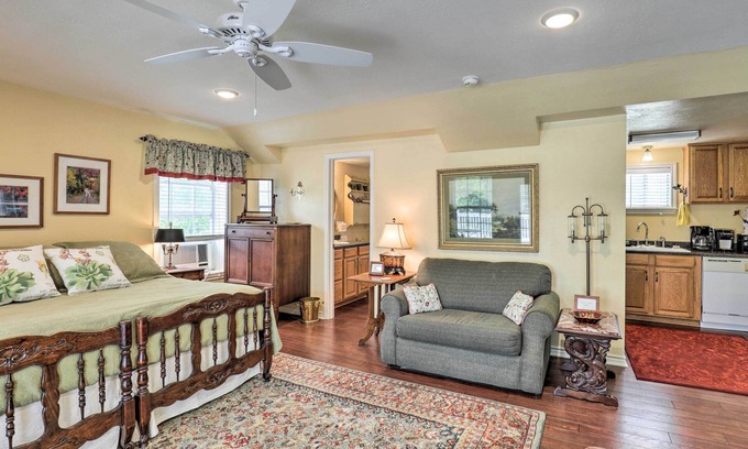 Oakwood Apartamento | Studio in College Station w/ Expansive Deck!