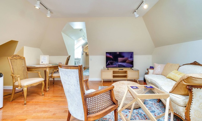 Summit - University Apartamento | Studio in Historic Cathedral Hill Neighborhood!