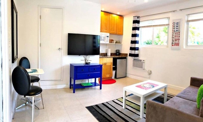 Hendricks and Venice Isles Apartamento | Studio in Las Olas Near FL Beach