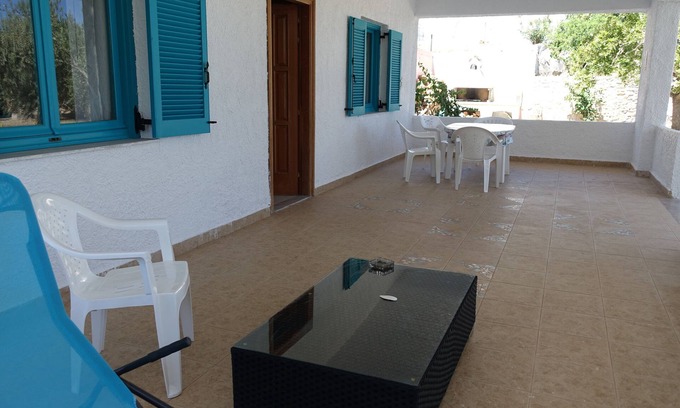 Troizinia Apartamento | Studio in vacation home directly by the sea, with large covered terrace