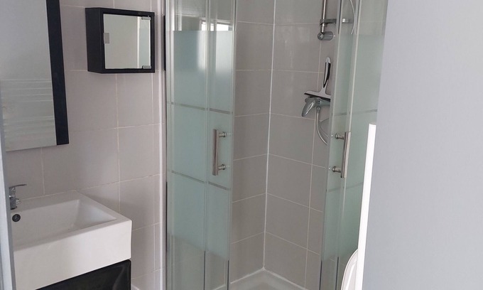 Vitrolles Apartamento | STUDIO IN VITROLLES 13 BDR near Marseille TGV airport and bus station