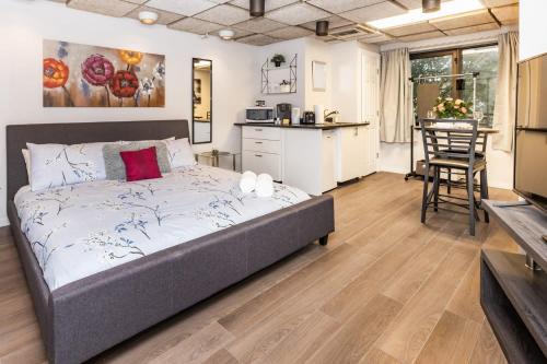 Centretown West Apartamento | Studio King Bed Apartment - Close to Chinatown
