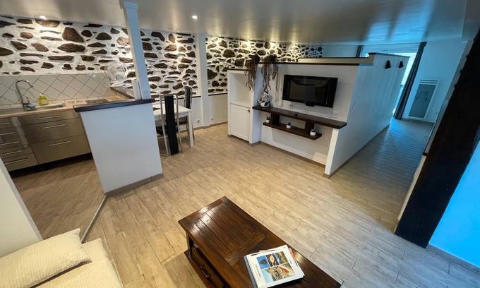 Laruns Apartamento | Studio "La Grange - Laruns" with Private Terrace and Wi-Fi