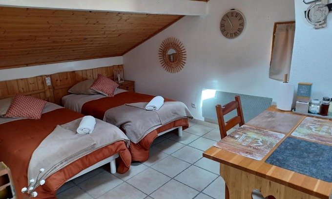 La Maurienne Apartamento | STUDIO LE MONT-CENIS, GARAGE pour motards et cyclistes, gare a 800m