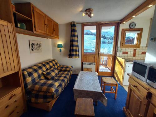Plagne Villages Apartamento | Studio lumineux à Plagne Villages, balcon, proche pistes et commerces - FR-1-351-64