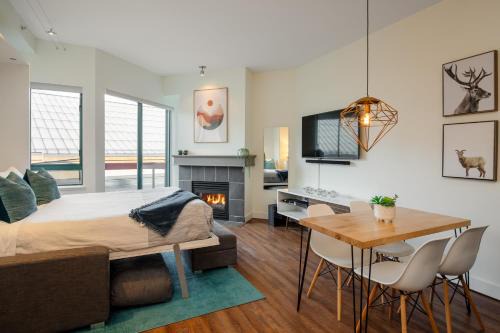 Village North Apartamento | Studio, Modern Studio in the Heart of the Village by Harmony Whistler