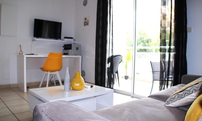 La Possession Apartamento | Studio moderne, centre-ville, au calme, parking privé