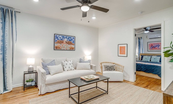 Monticello Casa | Studio Near 7th Street & Dickies Arena