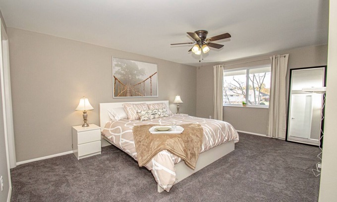 Kettering Apartamento | Studio Neutral Chic near Kettering Hospital & Shopping