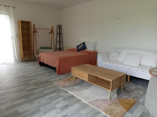 Semens Apartamento | Studio paisible avec vue sur les coteaux