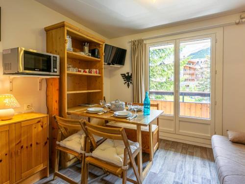 Val-d'Isere Apartamento | Studio rénové avec balcon, parking et proche pistes à Val-d'Isère - FR-1-694-287