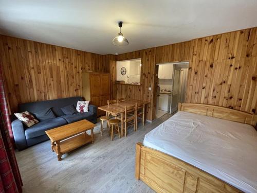 Laveissiere Apartamento | Studio rénové, calme, balcon sud, jardinet, proche pistes et commerces - FR-1-787-22