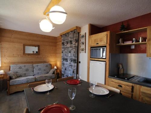 Les Carroz-d'Araches Apartamento | Studio rénové cosy, 4 pers, au pied des pistes, balcon ouest, proche commerces, parking inclus - FR-1-572-66
