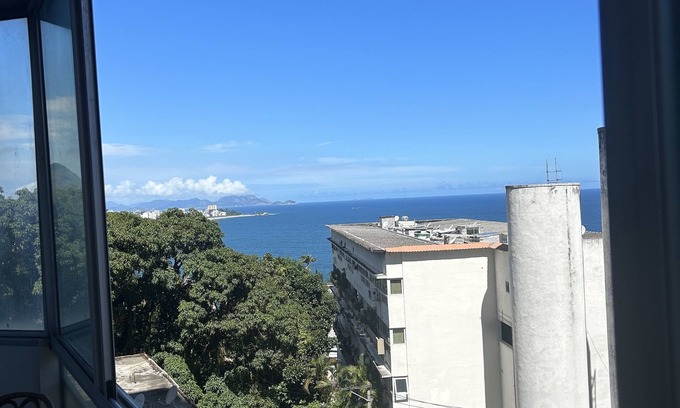 Vidigal Apartamento | Estudio con sala, despensa, balcón y suite principal con hidromasaje.