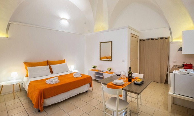 Leverano Apartamento | Estudio 'Residenza Isabella 3' cerca del centro de la ciudad con jardín y aire acondicionado