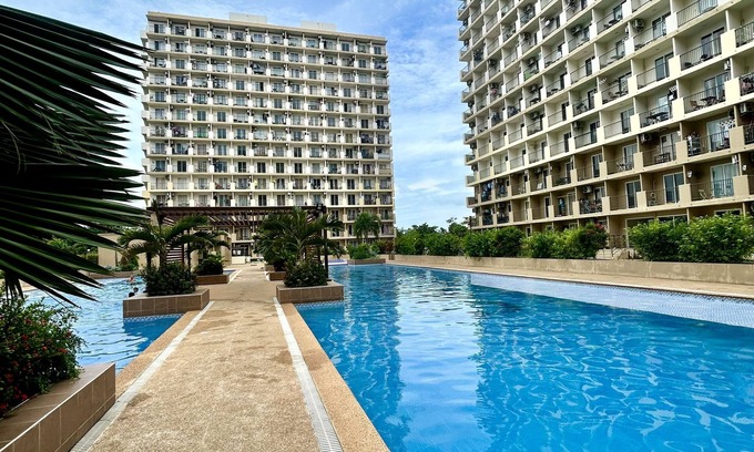 Lapu-Lapu Condominio | Studio Retreat with Balcony and Pool