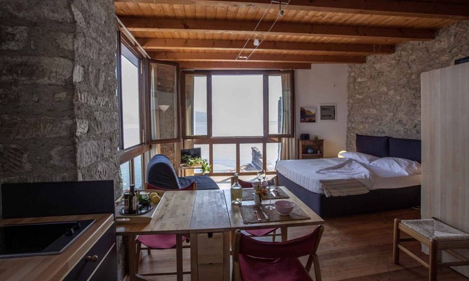 Tignale Apartamento | Studio rustically furnished, overlooking lake and with terrace