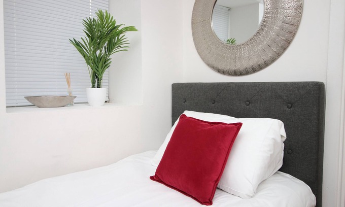 Cwmbrwla Apartamento | Studio - Sleeps 10 - Parking - Wifi