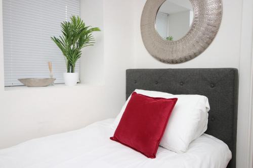 Cwmbrwla Apartamento | Studio - Sleeps 10 - Parking - Wifi