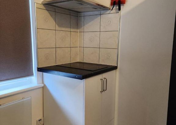 Stone Apartamento | Studio - Sleeps 2 - Parking - Wifi
