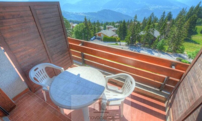 Anzere Apartamento | Estudio sur en la plaza del pueblo con un armario, un baño y un aseo, una cocina pequeña
