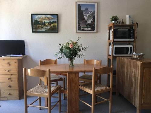 Saint-Lary-Soulan Apartamento | Studio St Lary proche du centre, au calme avec vue montagne