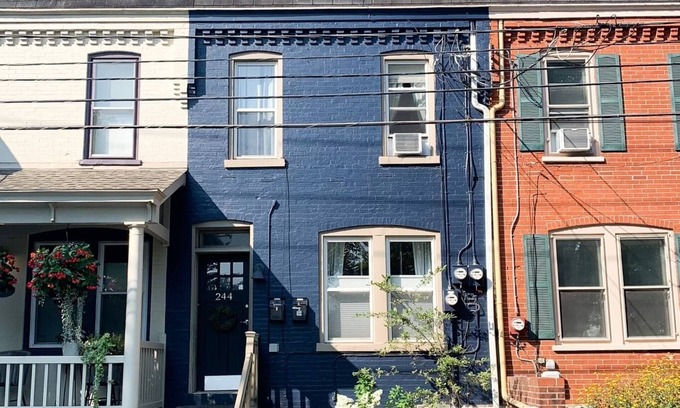 Lancaster Casa | Studio Style - open space No private bedroom Downtown Lancaster