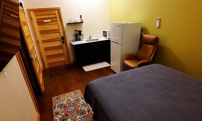 Elkader Cama Y Desayuno | Studio Suite in Historic Downtown Property in the arts & cultural district