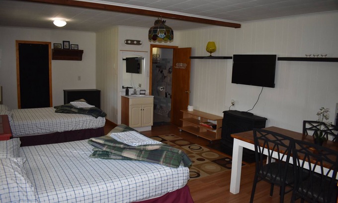 Greentown Apartamento | Studio Suite with 2 beds - Located at the Heart of Promised Land State Park
