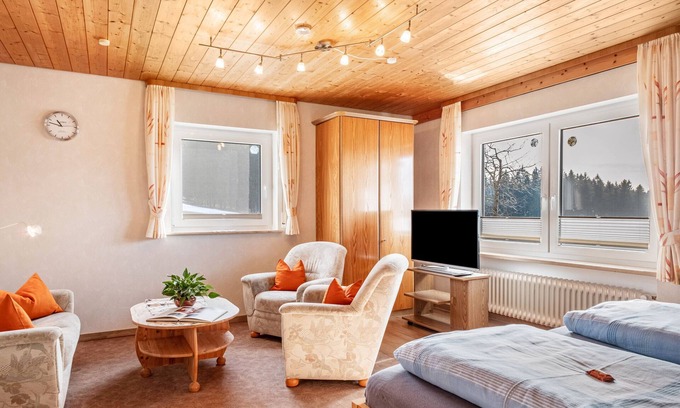 Titisee-Neustadt Apartamento | Estudio 'Talblick' con vistas a la montaña, terraza compartida y Wi-Fi