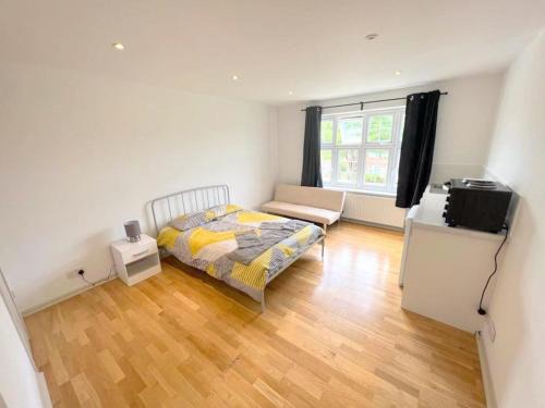 Sutton South Casa | Studio (Triple) in Sutton