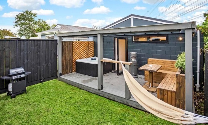 Christchurch Casa | Studio Unit with Spa Bath
