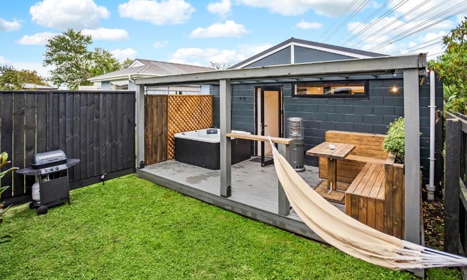 Christchurch Casa | Studio Unit with Spa Bath