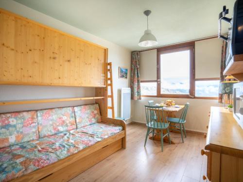 Le Corbier Apartamento | Studio Vostok Zodiaque-27 by Interhome