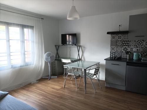Meze Apartamento | Studio vue château 100m étang, plage et halles