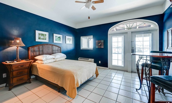 Naples Condominio | ¡NUEVO! Estudio con vistas al puerto deportivo: 15 millas a Everglades!